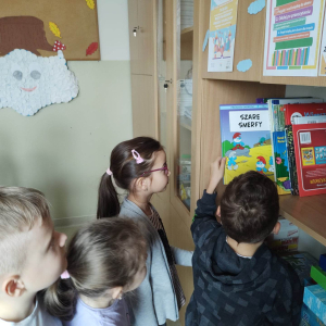 Uczniowie kl. I założyli półkę bookcrosingową