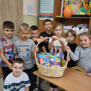 Uczniowie kl. II założyli półkę bookcrosingową