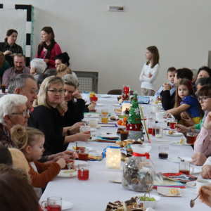 Poczęstunek dla zaproszonych gości przygotowany prze rodziców kl. 0, III, IV i VI