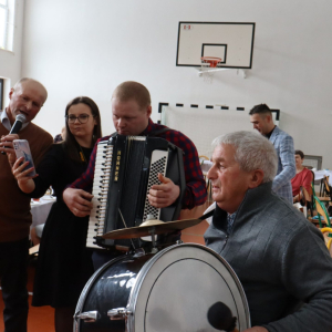 Wspólne muzykowanie zaproszonych gości