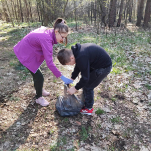 Uczniowie klasy 4 zbierają śmieci wzdłuż drogi do lasu