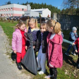 Uczniowie klasy 2 zbierają śmieci na trasie drogi do miejscowości Łubno.