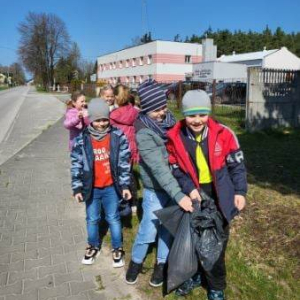 Uczniowie klasy 2 zbierają śmieci na trasie drogi do miejscowości Łubno.