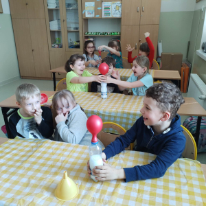 Doświadczenie „Samopompujący się balonik” w wykonaniu uczniów kl. I