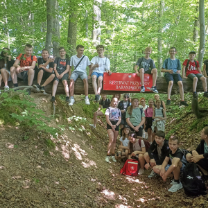 Uczniowie klas V- VIII na tle wejścia do Rezerwatu Przyrody Barania Góra