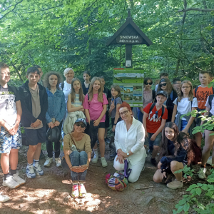 Uczniowie klas V- VIII na szczycie góry Siniewskiej