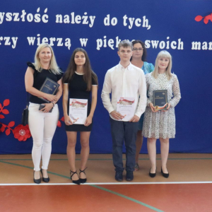 Uczniowie klasy VIII którzy osiągnęli najwyższe wyniki w nauce ze swoimi mamami i panią dyrektor