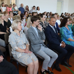 Zaproszeni goście i pozostała społeczność szkolna