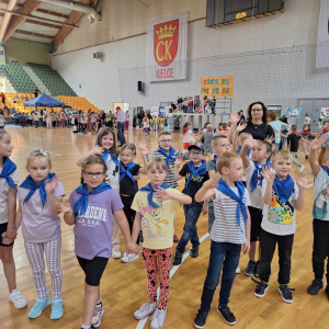 Spotkanie z rówieśnikami w hali sportowej