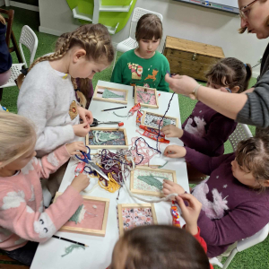 Uczniowie z klasy II podczas plastycznych warsztatów.