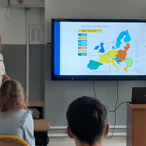 Pani Monika Zawierucha- Przedstawicielka Europe Direct Kielce podczas eurolekcji w naszej szkole.