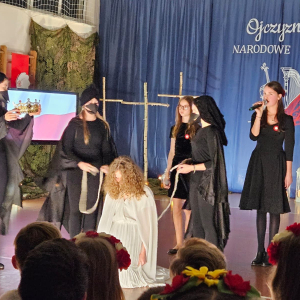 “Ojczyzna w pieśni zaklęta” - Wieczornica Patriotyczna w szkole w Łosieniu