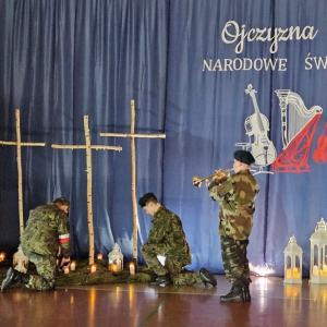 “Ojczyzna w pieśni zaklęta” - Wieczornica Patriotyczna w szkole w Łosieniu