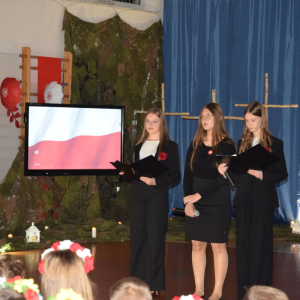 “Ojczyzna w pieśni zaklęta” - Wieczornica Patriotyczna w szkole w Łosieniu