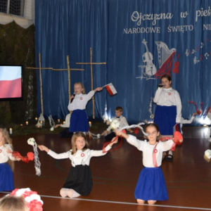 “Ojczyzna w pieśni zaklęta” - Wieczornica Patriotyczna w szkole w Łosieniu