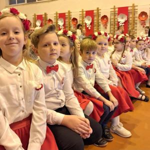 “Ojczyzna w pieśni zaklęta” - Wieczornica Patriotyczna w szkole w Łosieniu