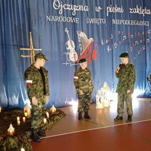 “Ojczyzna w pieśni zaklęta” - Wieczornica Patriotyczna w szkole w Łosieniu
