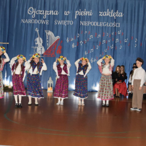 “Ojczyzna w pieśni zaklęta” - Wieczornica Patriotyczna w szkole w Łosieniu
