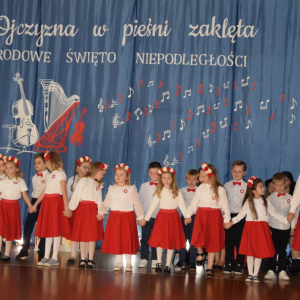 “Ojczyzna w pieśni zaklęta” - Wieczornica Patriotyczna w szkole w Łosieniu