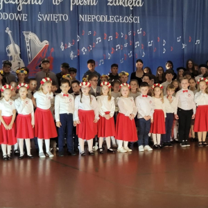 “Ojczyzna w pieśni zaklęta” - Wieczornica Patriotyczna w szkole w Łosieniu