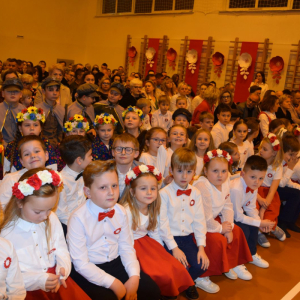 “Ojczyzna w pieśni zaklęta” - Wieczornica Patriotyczna w szkole w Łosieniu