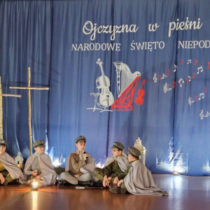 “Ojczyzna w pieśni zaklęta” - Wieczornica Patriotyczna w szkole w Łosieniu