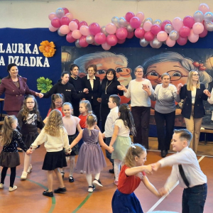 Wyjątkowe spotkanie pełne miłości – Dzień Babci i Dziadka w naszej szkole!  