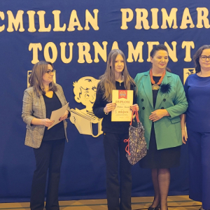 aureatka konkursu z Panią Burmistrz Teresą Jakubowską, Panią Dyrektor Anną Oleś oraz organizatorzy konkursu.