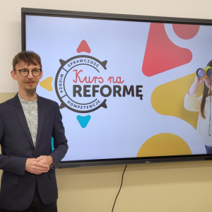 Reprezentant Wydawnictwa Macmillan pan Wiktor Rataj podczas szkolenia "Kurs na reformę".