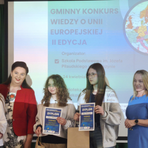 Uczennice naszej szkoły z Panią Burmistrz Miasta i Gminy Piekoszów Teresą Jakubowską oraz Panią Dyrektor Szkoły Podstawowej w Rykoszynie Jolantą Laskowską.