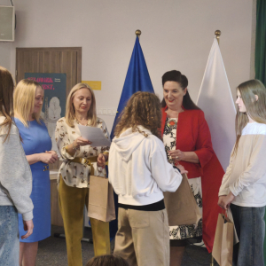 Uczestniczki konkursu podczas wręczenia nagród przez Panią Burmistrz Miasta i Gminy Piekoszów Teresę Jakubowską.