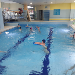 uczniowie SP w Łosieniu podczas zajęć nauki pływania