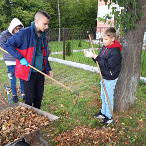 Klasa VIII sprząta teren wokół szkoły