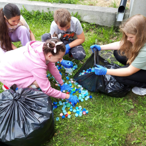 Uczniowie kl. V segregują plastikowe nakrętki