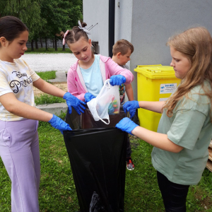 Uczennice kl. V segregują plastikowe nakrętki 